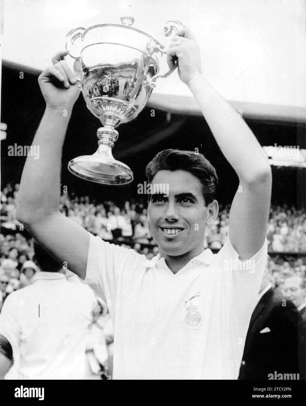 Manuel Santana solleva il trofeo che lo accredita come vincitore del torneo di Wimbledon 1966. Crediti: Album / Archivo ABC Foto Stock