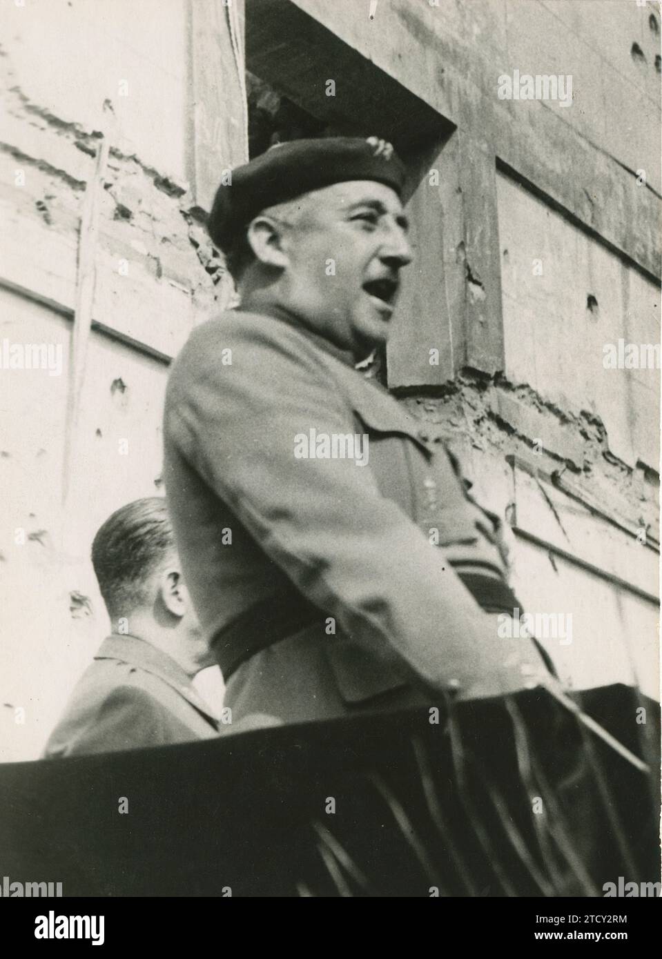 Gijón, 18/09/1939. Guerra civile spagnola. Il Capo di Stato Francisco Franco, tenendo un discorso nelle rovine della caserma di Simancas, si rivolse all'eroismo degli uomini coraggiosi che vi soccombono. Crediti: Album / Archivo ABC / Mendia Foto Stock