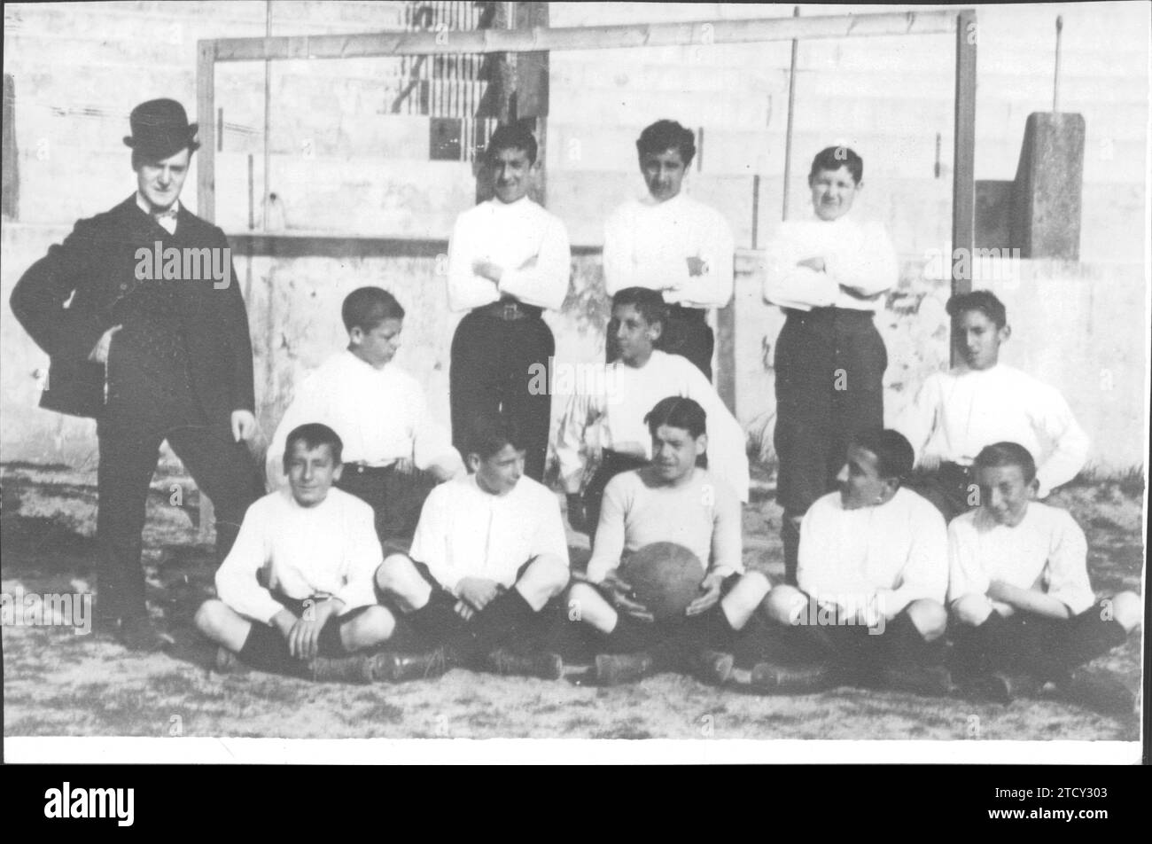 01/01/1903. La Coruña, 1906. L'arena fu la culla di Un calcio di Coruña. Nell'immagine possiamo vedere la prima squadra di bambini la cui prima linea era composta da M. Álvarez, Virgilio, Félix de Paz, Eugenio Uría e Luis Tasende. Crediti: Album / Archivo ABC / foto Blanco Foto Stock