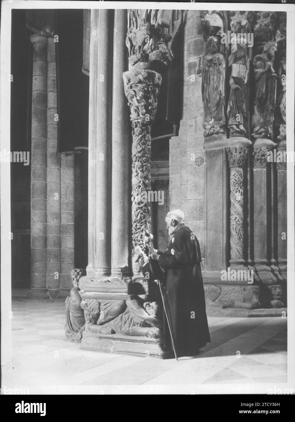 12/31/1954. Santiago de Compostela: Pellegrino nel portico della Gloria. Crediti: Album / Archivo ABC / Ksado Foto Stock