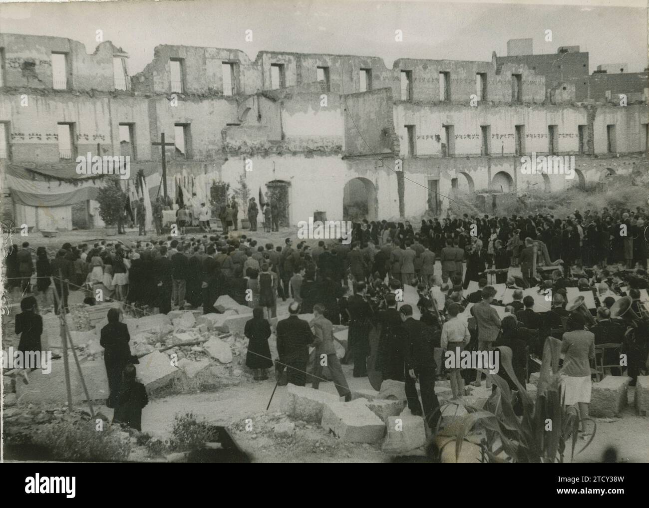 Madrid, 07/21/1943. Messa della campagna celebrata nelle rovine del Cuartel de la Montaña, in memoria e omaggio ai soldati nazionali che hanno dato la vita nell'eroica difesa di detta caserma. Crediti: Album / Archivo ABC / Virgilio muro Foto Stock