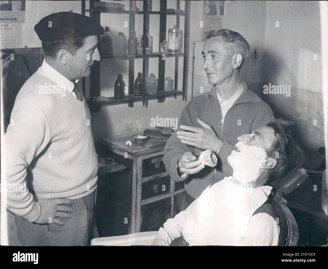 09/30/1959. Luis Ortiz Briones, barbiere della città dove ebbe luogo il miracolo, radendo suo fratello. Crediti: Album / Archivo ABC Foto Stock
