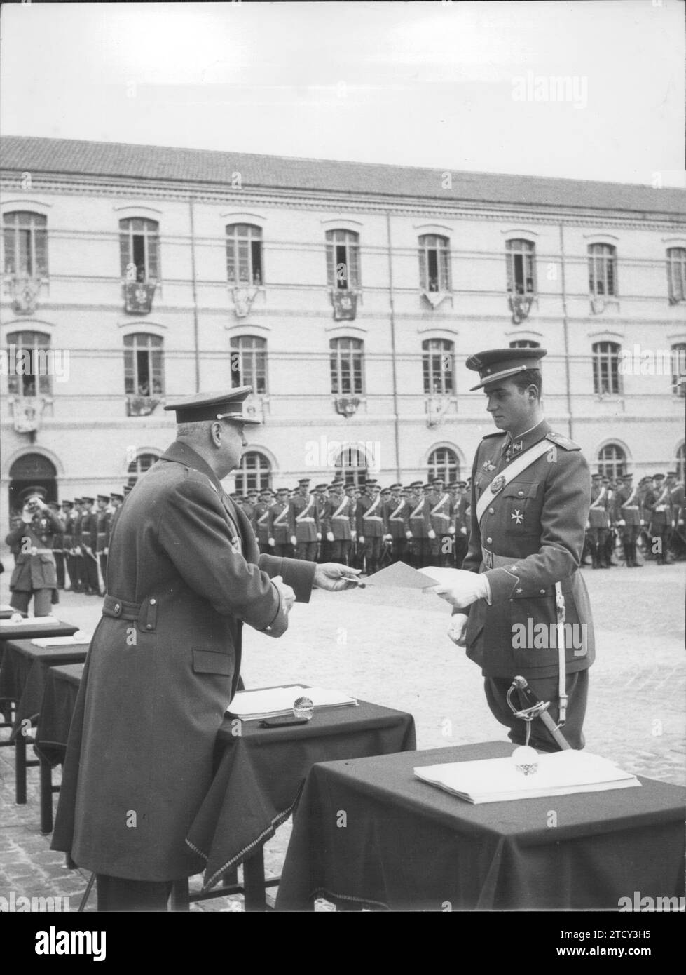 11/12/1959. Consegna dei dispacci terrestri, marittimi e aerei al principe Juan Carlos de Borbón presso l'Accademia militare generale di Saragozza. Nell'immagine, Don Juan Carlos riceve l'ufficio di tenente di fanteria dal ministro dell'esercito, tenente generale Barroso. Crediti: Album / Archivo ABC / Teodoro Naranjo Domínguez Foto Stock