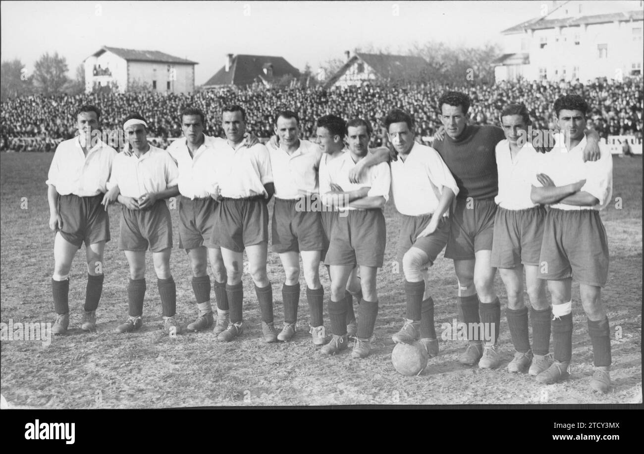 04/27/1935. La squadra di Osasuna che ha sconfitto Murcia, qualificandosi come seconda classificata e vincendo la promozione in prima divisione foto: Gerardo Zaragüeta. Crediti: Album / Archivo ABC / Gerardo Zaragüeta Foto Stock