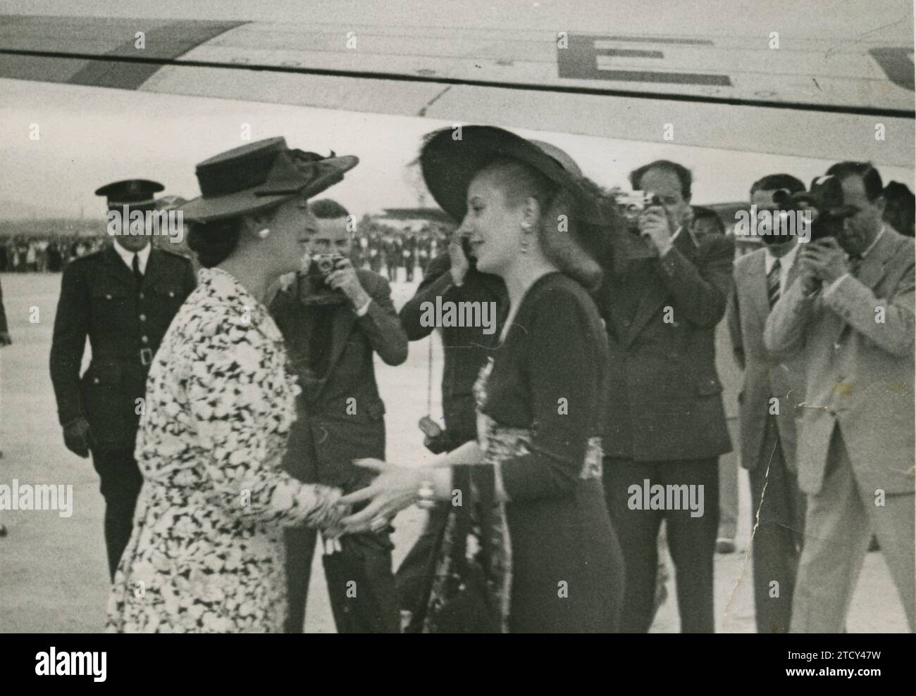 Barcellona, 23/06/1947. Carmen Polo riceve Eva Duarte de Perón, all'aeroporto di Barcellona dove è arrivata da Saragozza. Crediti: Album / Archivo ABC / Josep Brangulí Foto Stock