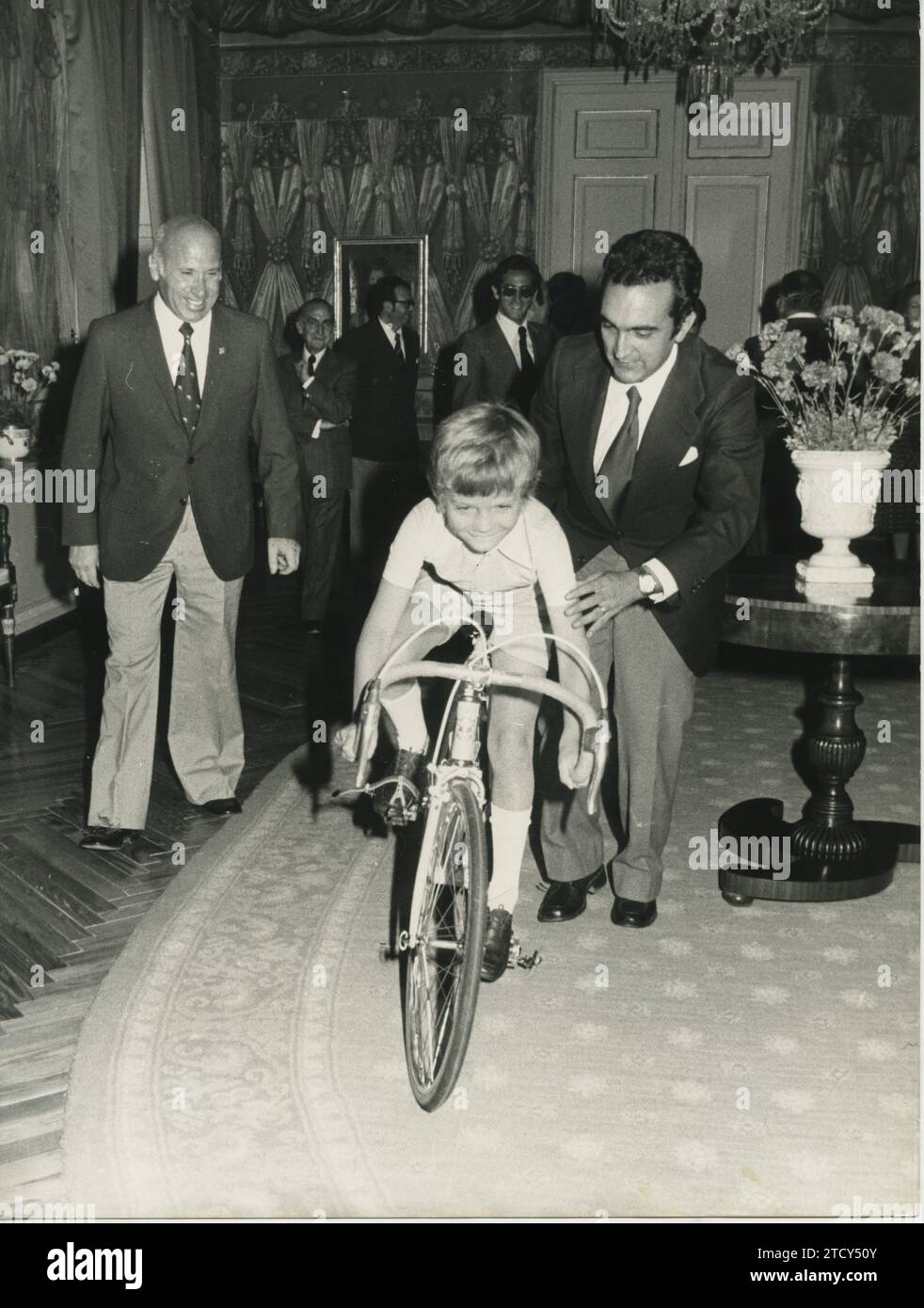 Madrid, 07/03/1975. Sua altezza reale il principe Don Juan Carlos ha ricevuto in udienza, al Palacio de la Quinta, la Commissione organizzatrice della Vuelta Ciclista Ronda de la Hispanidad, presieduta da Don Fernando Stuick Pérez lungo il tragitto. All'Infante Don Felipe fu data una bicicletta da corsa, che immediatamente voleva provare. Crediti: Album / Archivo ABC Foto Stock
