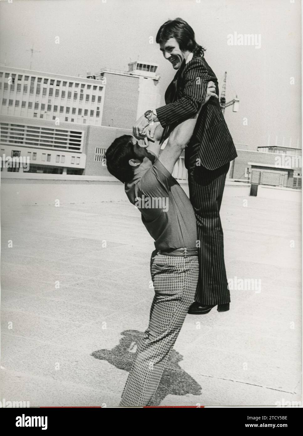 Madrid, settembre 1972. Ángel Nieto, che ha vinto due titoli mondiali a Barcellona, al suo arrivo all'aeroporto di Barajas, dove famiglia, amici e numerosi fan gli hanno dato un caloroso benvenuto. Nell'immagine, il pugile Urtain lo solleva tra le braccia. Crediti: Album / Archivo ABC / Luis Alonso Foto Stock