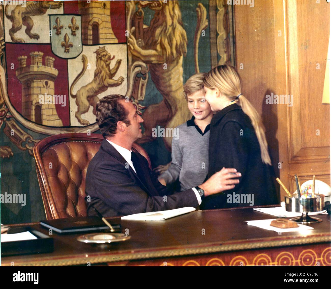 Madrid, 1978. Re Juan Carlos i con i suoi figli Felipe e Cristina de Borbón al Palazzo la Zarzuela. Crediti: Album / Archivo ABC / DALDA Foto Stock