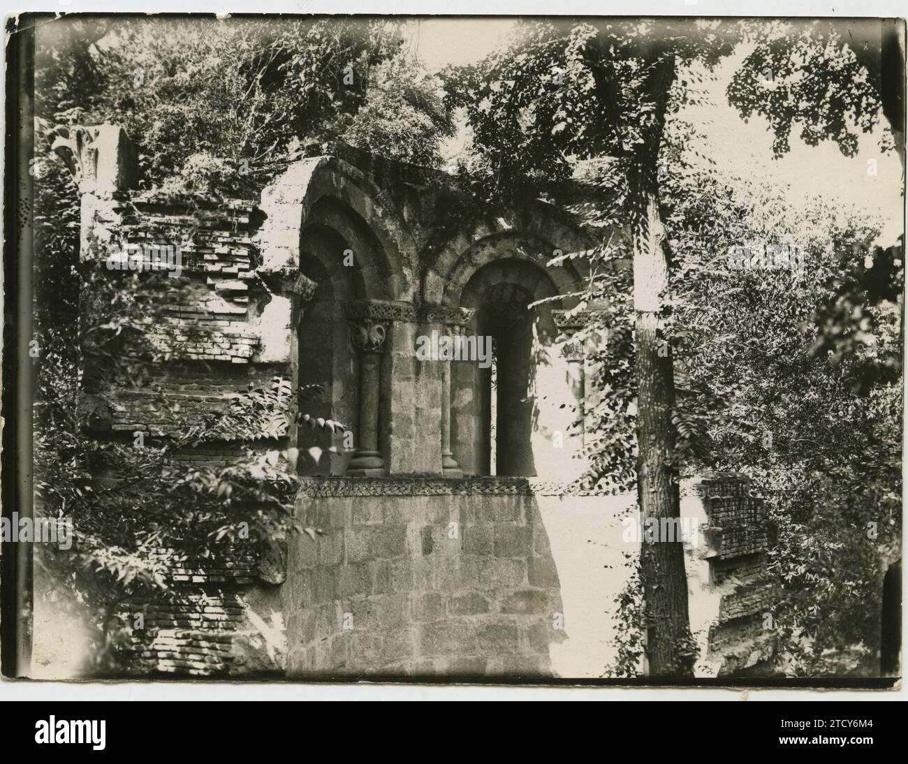 Madrid, ottobre 1930. Resti di un tempio del IX secolo, crollato nel XVIII secolo, e portato nei giardini del Museo Archeologico. Crediti: Album / Archivo ABC / Virgilio muro Foto Stock