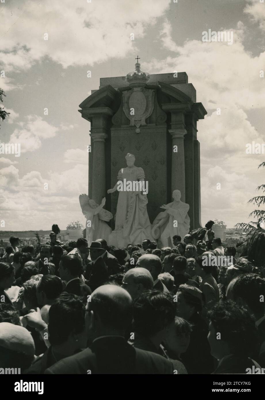 Madrid, 15/05/1955. Inaugurazione sul Paseo de Rosales, del monumento dedicato all'infanta Doña Isabel de Borbón, figlia della regina Isabel II e popolarmente conosciuta come la Chata. È stato costruito su iniziativa del quotidiano ABC, che ha creato un abbonamento pubblico per raccogliere fondi, e allo stesso tempo ha chiesto un concorso per il progetto per la sua costruzione. I vincitori furono l'architetto García Lomas e lo scultore Saragozza. Il monumento, che immortalò la Chata in marmo bianco, fu inaugurato nel 1955. Crediti: Album / Archivo ABC / Virgilio muro Foto Stock