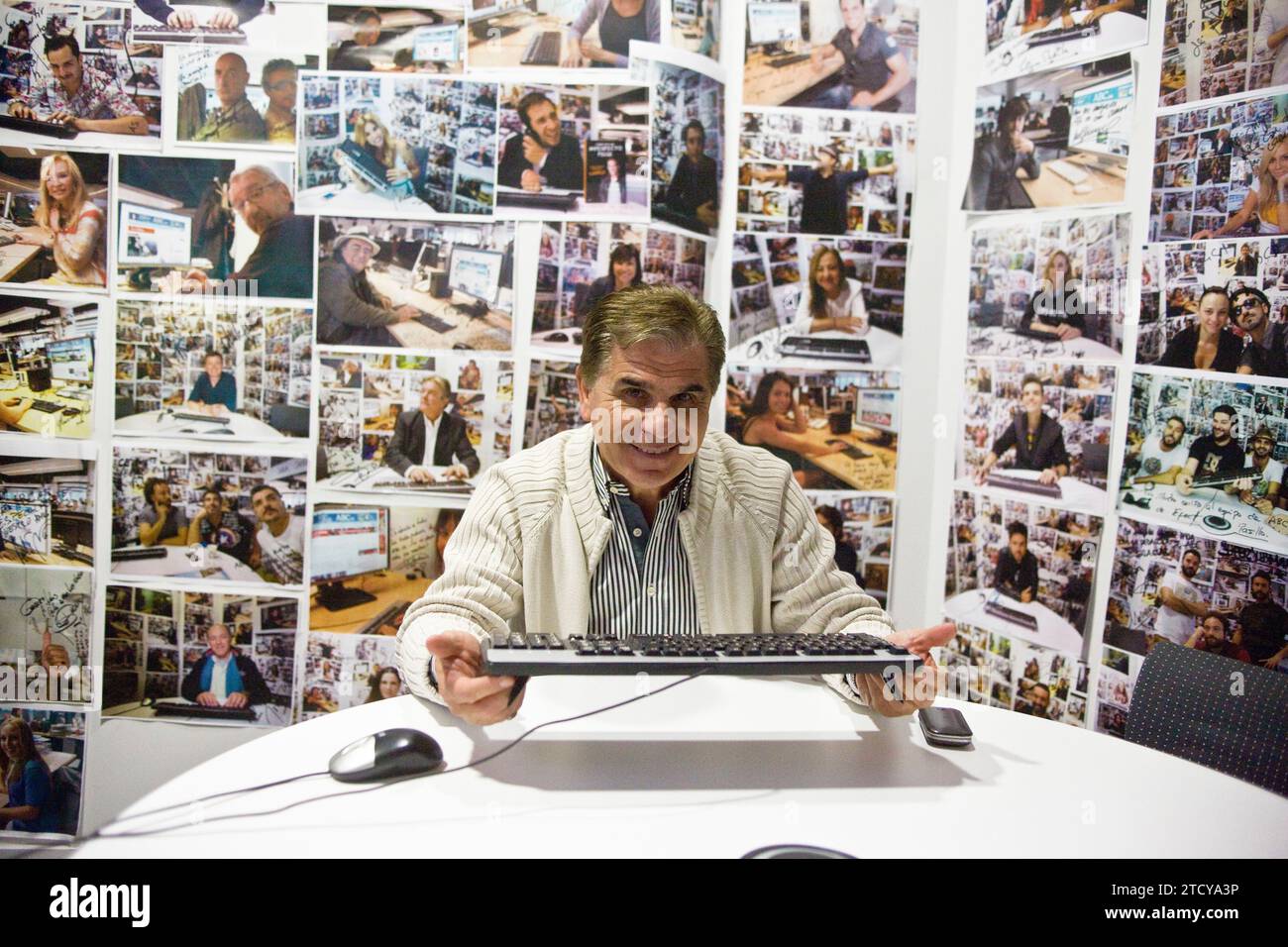 Madrid, 01/04/2016. Pedro Ruiz Céspedes, presentatore radiofonico e televisivo, attore, scrittore, cantante e comico, visita la chat del ABC.es. Foto: Juan Piedra ARCHDC. Crediti: Album / Archivo ABC / Juan Piedra Foto Stock