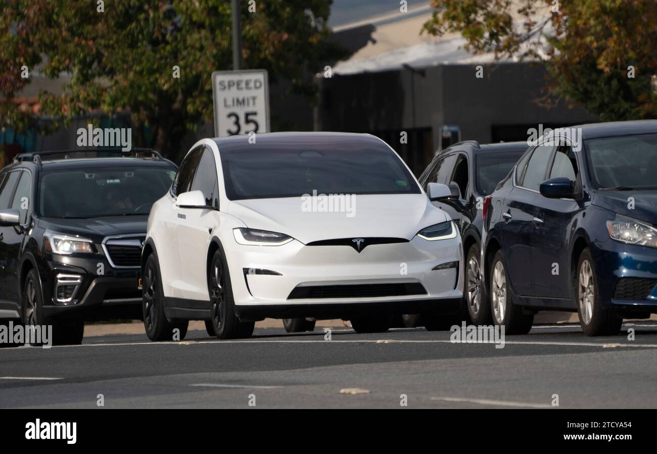 (231215) -- PECHINO. 15, 2023 (Xinhua) -- Un'auto Tesla corre a San Mateo County, California, Stati Uniti, 13 dicembre 2023. Tesla ha detto mercoledì che l'azienda sta richiamando più di 2 milioni di veicoli per problemi di sicurezza dell'autopilota dopo che un'indagine ha rilevato che il suo sistema di sicurezza dell'autopilota non era "sufficiente per prevenire l'uso improprio del conducente". (Foto di li Jianguo/Xinhua) credito: Li Jianguo/Xinhua/Alamy Live News Foto Stock