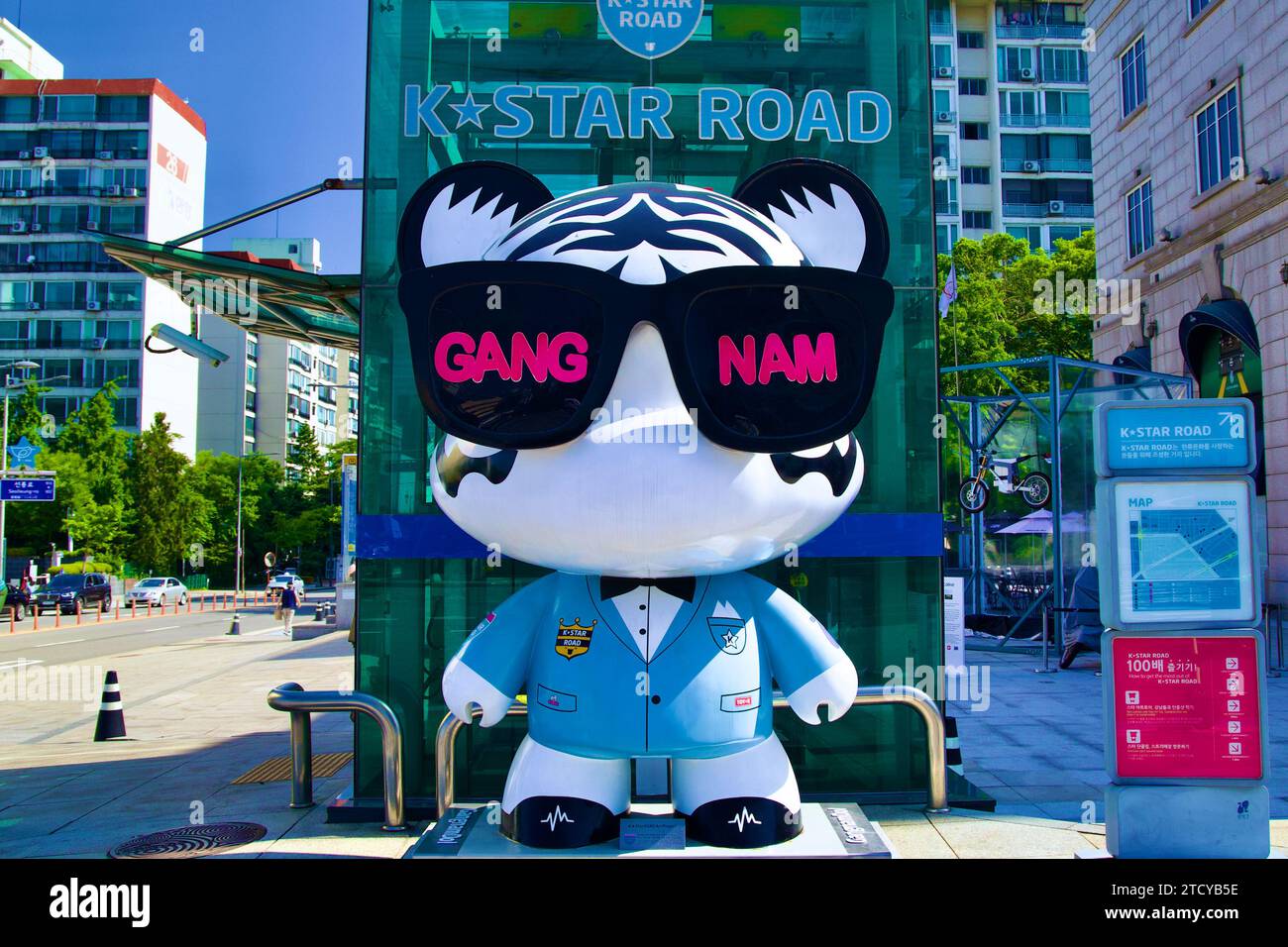 Seul, Corea del Sud - 2 giugno 2023: Una vista frontale mozzafiato della statua della bambola Gangnam, posizionata in modo prominente di fronte a un ascensore della metropolitana su K-S. Foto Stock