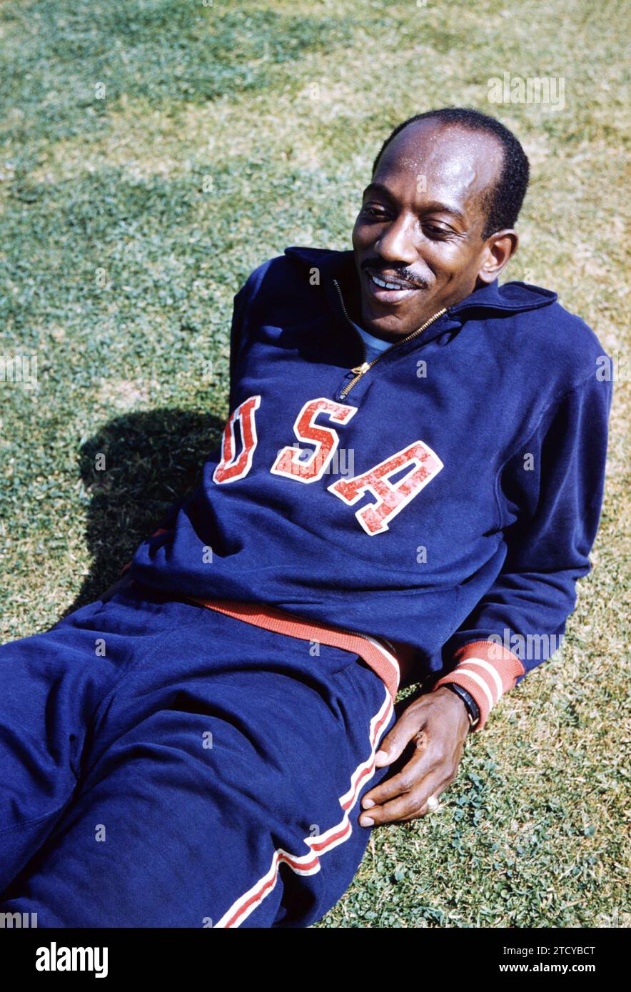 LOS ANGELES, CA - GIUGNO 1956: Harrison 'Bones' Dillard degli Stati Uniti si rilassa durante le prove olimpiche del 1956 circa giugno 1956 a Los Angeles, California. (Foto di Hy Peskin) *** didascalia locale *** Harrison Dillard Foto Stock