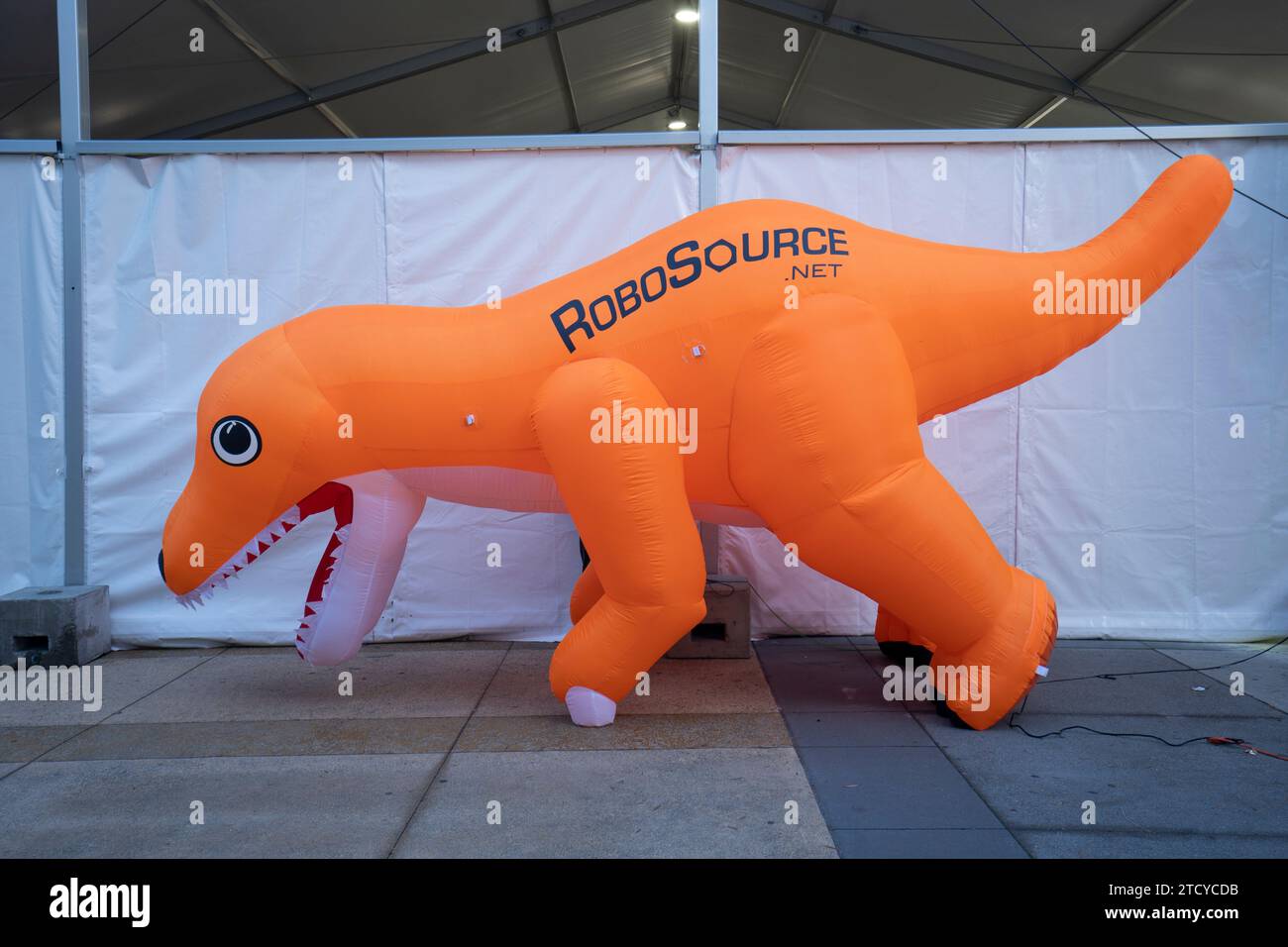 Robosaurus, la mascotte di Robosource.net, che fornisce parti, strumenti e prodotti correlati per i programmi VEX Robotics, è visibile in una competizione VEX. Foto Stock