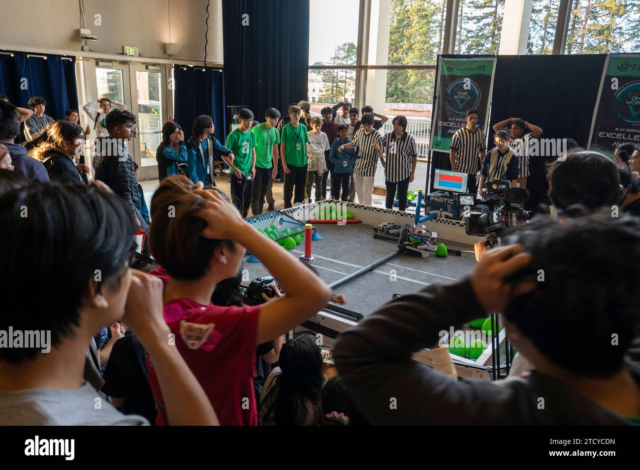 I team di robotica Vex gareggiano al VEX Worlds Championship qualificandosi One World Showcase Event presso UC Berkeley martedì 21 novembre 2023. Foto Stock