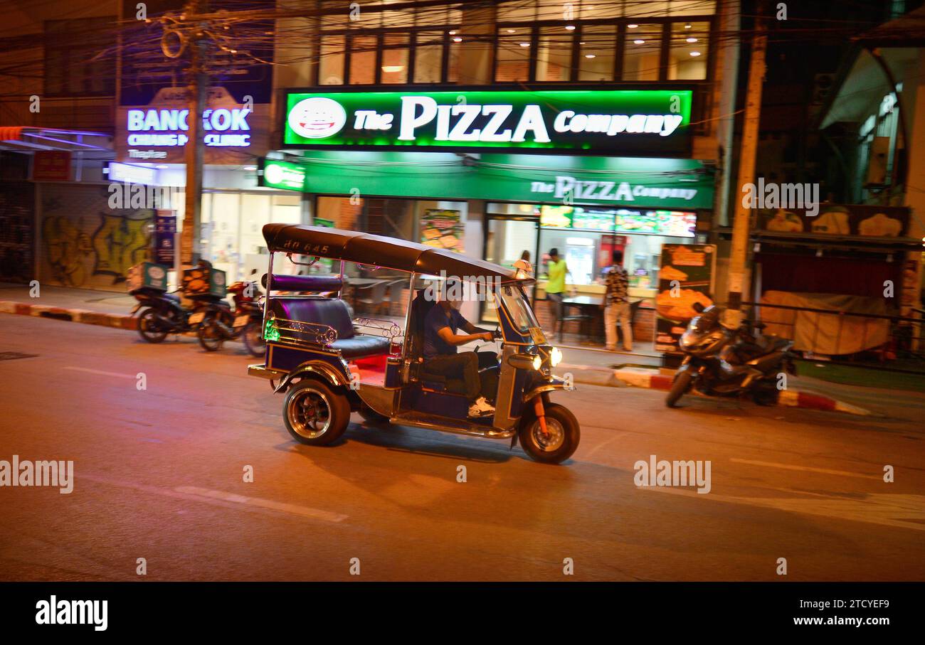 Tuk tuks porta di Tha Phae, città vecchia Chiang mai, Thailandia Foto Stock