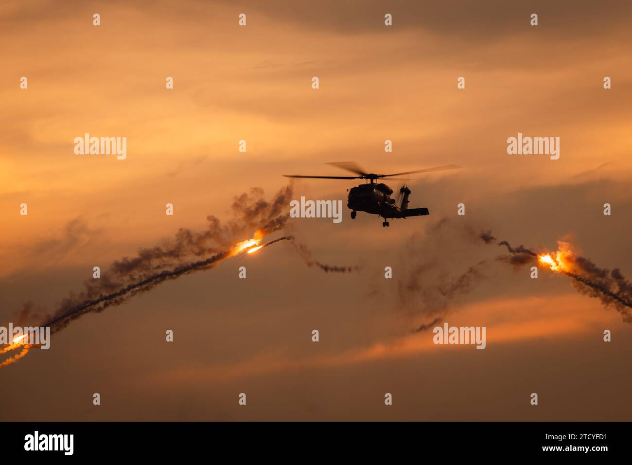 Un MH-60R della Marina indiana che rilascia i razzi dell'IRCM Foto Stock