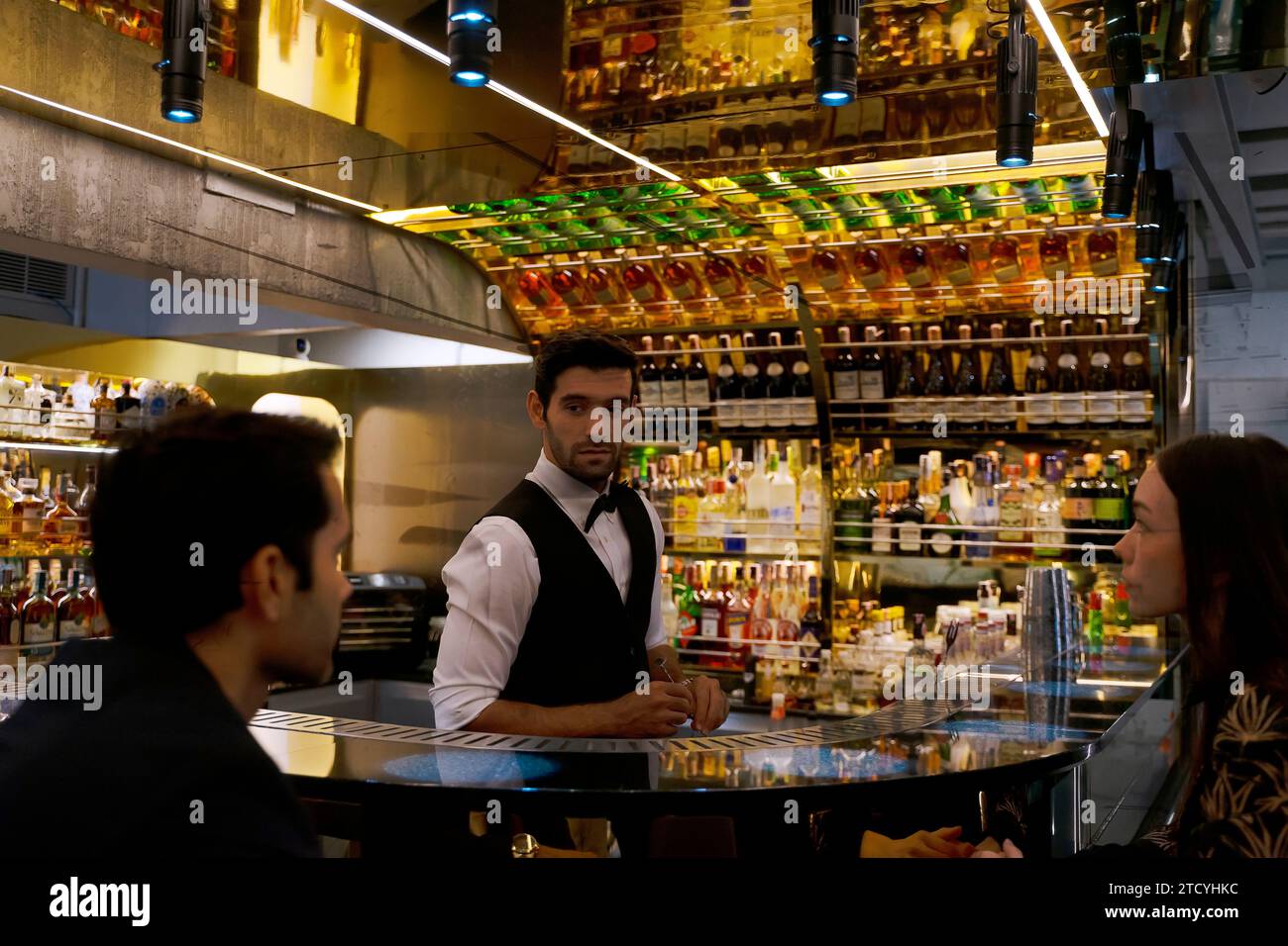 Barista e cliente al night club. Concetto di festa e stile di vita. Foto Stock