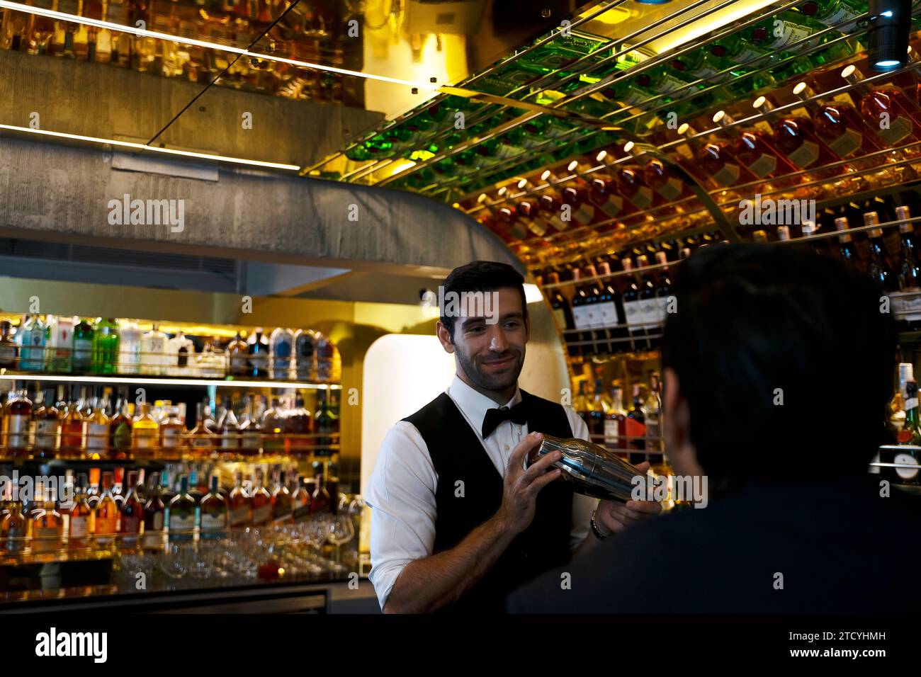 Barista e cliente al night club. Concetto di festa e stile di vita. Foto Stock