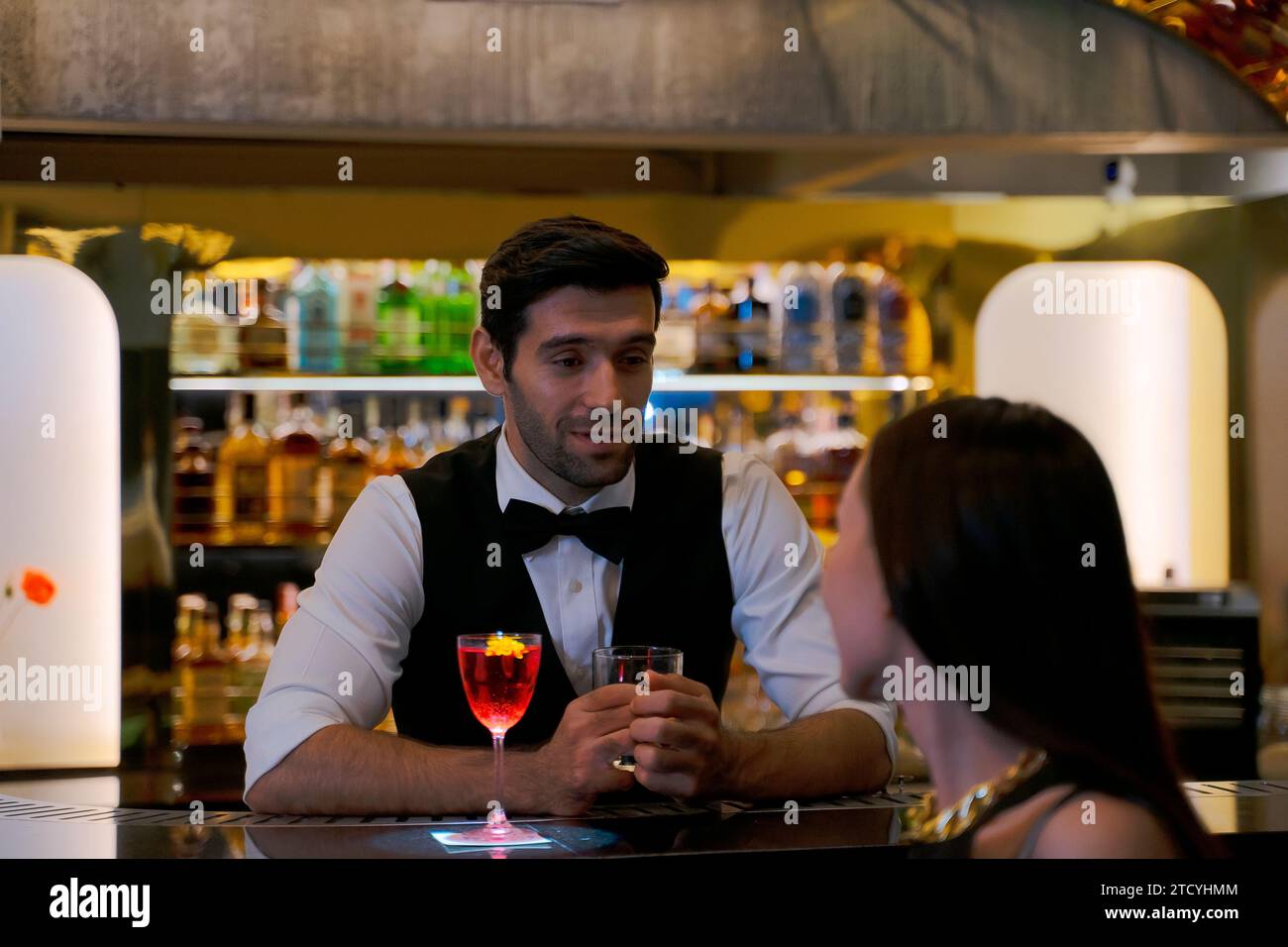 Barista e cliente al night club. Concetto di festa e stile di vita. Foto Stock