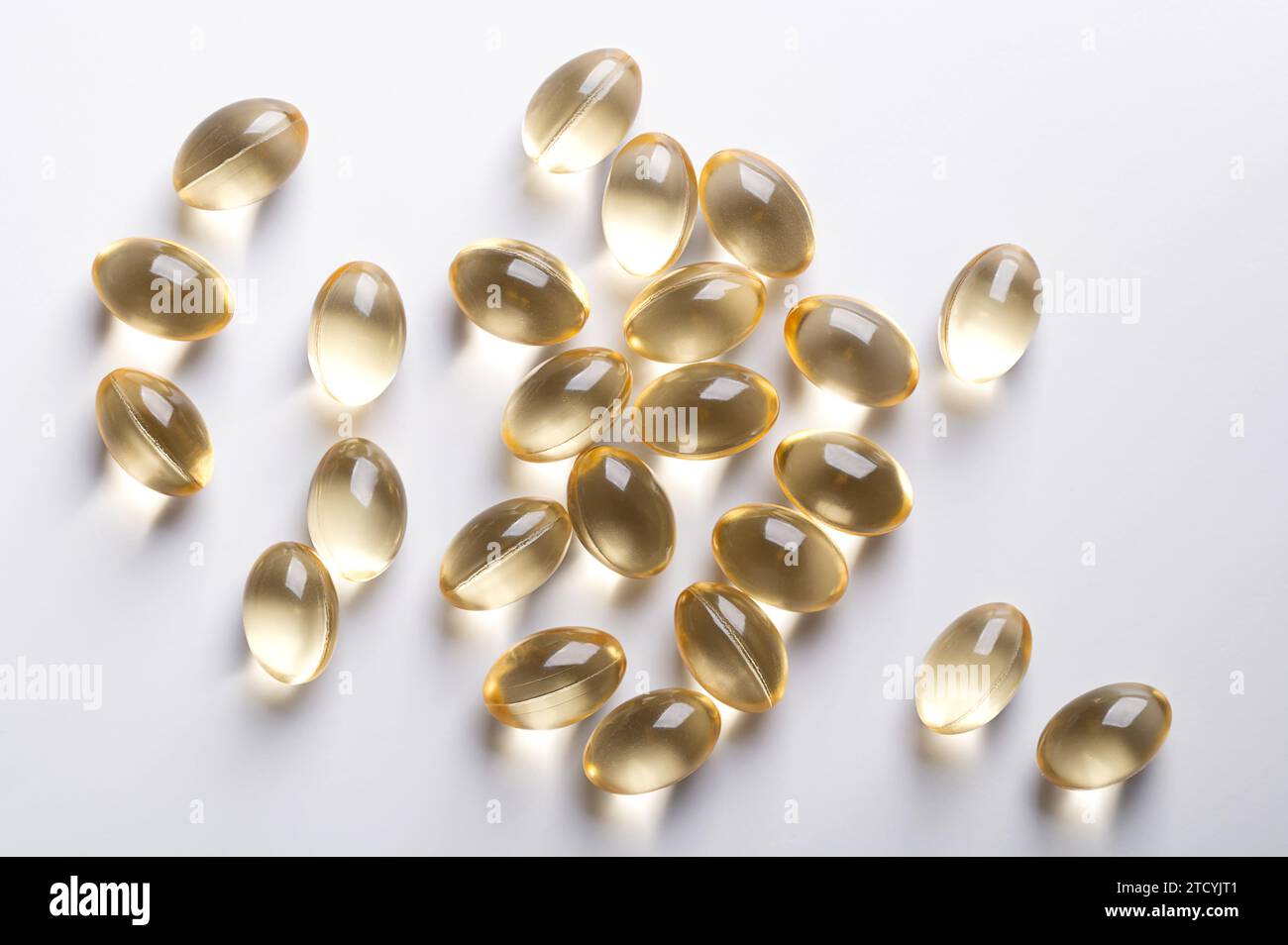 Capsule di gel molle, disposte in modo casuale, dall'alto. Medicina orale o integratore alimentare sotto forma di capsula trasparente. Foto Stock