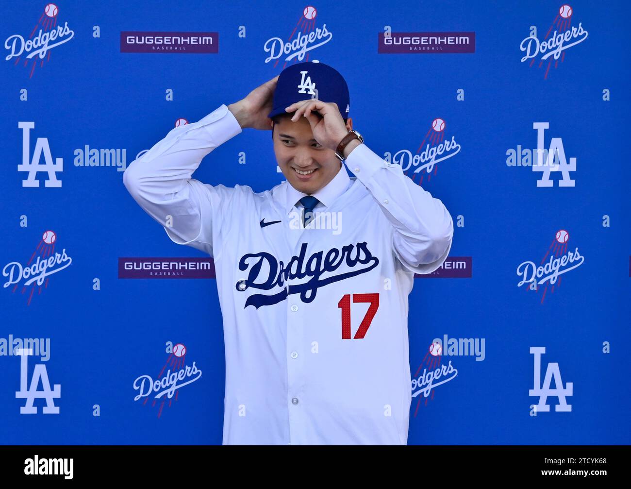 Shohei Ohtani indossa ufficialmente Dodger Blue per la prima volta oggi, cinque giorni dopo aver annunciato un contratto decennale per una montagna storica di denaro, mentre viene presentato durante una conferenza stampa al Dodger Stadium di Los Angeles giovedì 14 dicembre 2023. Foto di Jim Ruymen/UPI Foto Stock