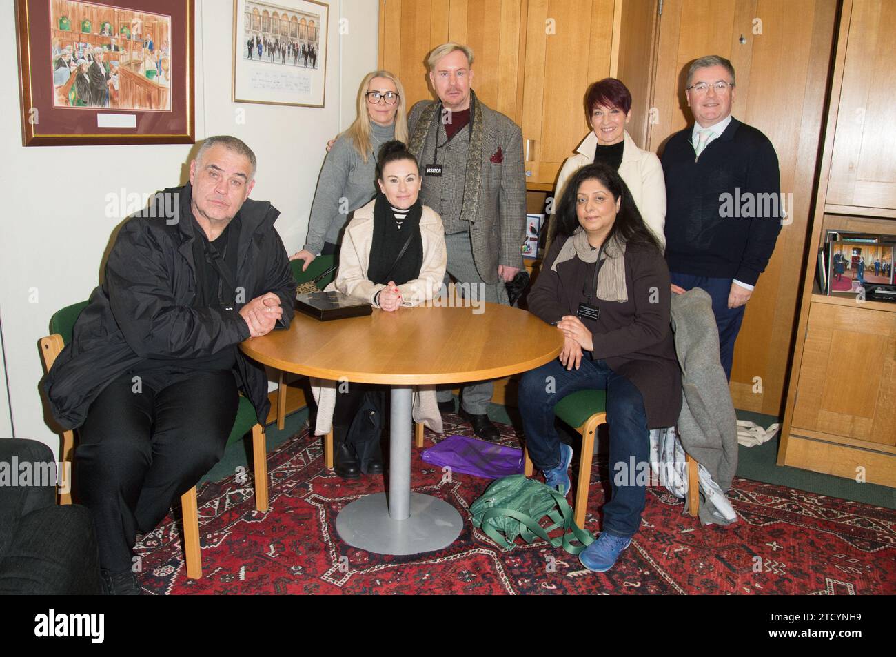 Sean Kennedy, Kelly Barker, Dr. Anna Kennedy OBE, Lisa Robins, Tally North, Steven Smith, Sir Robert Buckland, la squadra di AKO a Portcullis House incontra Sir Robert Buckland, presidente del gruppo parlamentare per l'autismo. (Terry Scott/SPP) Foto Stock