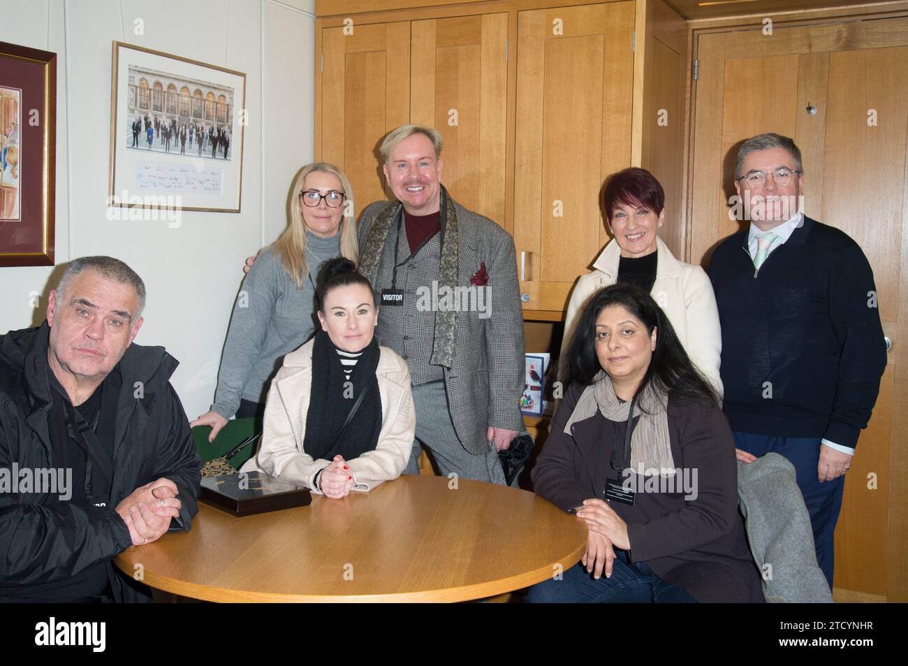 Sean Kennedy, Kelly Barker, Dr. Anna Kennedy OBE, Lisa Robins, Tally North, Steven Smith, Sir Robert Buckland, la squadra di AKO a Portcullis House incontra Sir Robert Buckland, presidente del gruppo parlamentare per l'autismo. (Terry Scott/SPP) Foto Stock