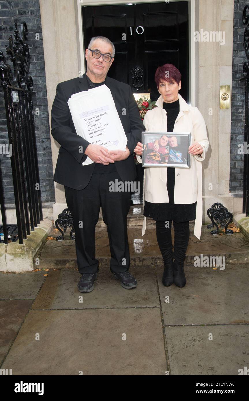 Sean Kennedy, la dottoressa Anna Kennedy OBE e il suo team hanno presentato oggi una petizione al numero 10 di Downing Street, per conto di Anna Kennedy Online e delle persone e famiglie autistiche. Una copia della lettera al primo Ministro è disponibile. (Terry Scott/SPP) Foto Stock