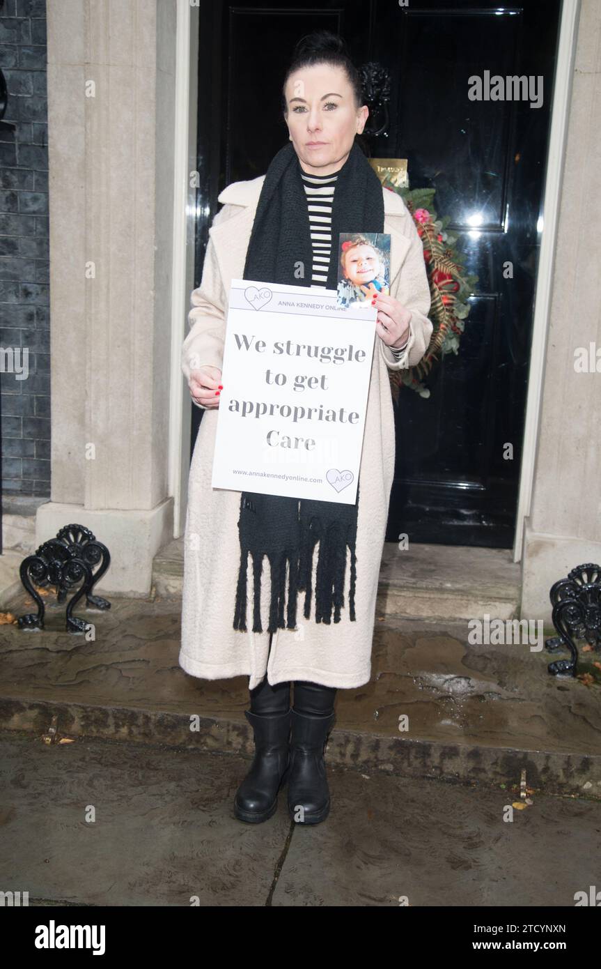 Kelly Barker, oggi la dottoressa Anna Kennedy OBE e il suo team hanno presentato una petizione al numero 10 di Downing Street, per conto di Anna Kennedy Online e delle persone e famiglie autistiche. Una copia della lettera al primo Ministro è disponibile. (Terry Scott/SPP) Foto Stock