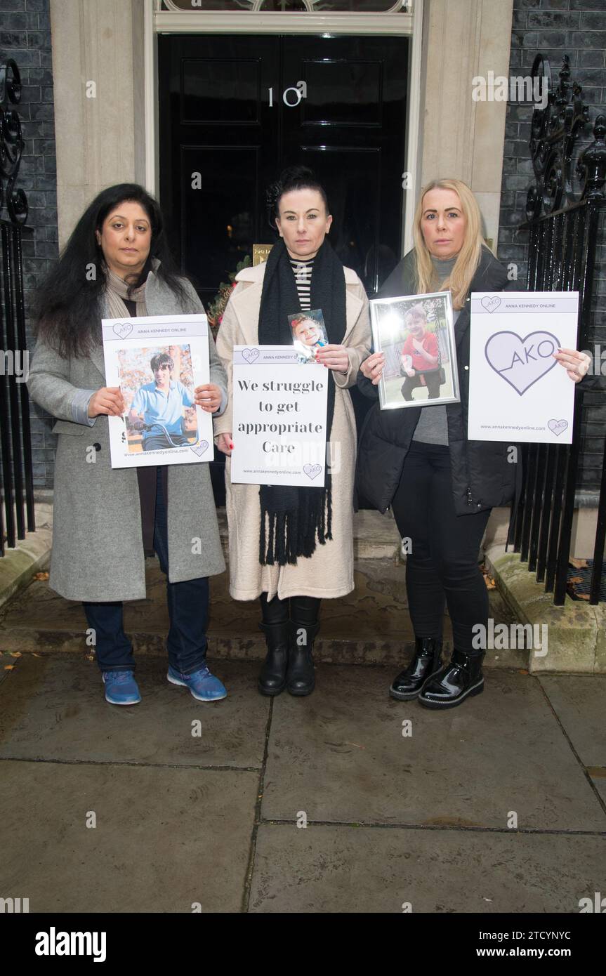 Tally North, Lisa Robins, Kelly Barker, oggi la dottoressa Anna Kennedy OBE e il suo team hanno presentato una petizione al numero 10 di Downing Street oggi, per conto di Anna Kennedy Online e autistici e famiglie. Una copia della lettera al primo Ministro è disponibile. (Terry Scott/SPP) Foto Stock