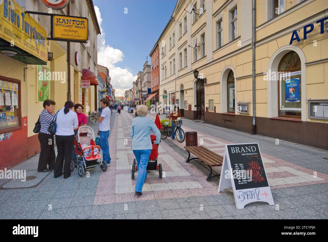 Area pedonale vicino a Rynek (piazza del mercato) a Rawicz nella regione di Wielkopolska, Polonia Foto Stock