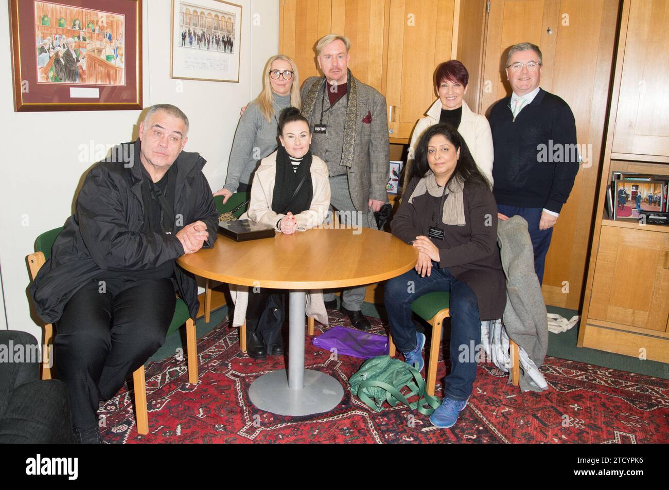 Sean Kennedy, Kelly Barker, Dr. Anna Kennedy OBE, Lisa Robins, Tally North, Steven Smith, Sir Robert Buckland, la squadra di AKO a Portcullis House incontra Sir Robert Buckland, presidente del gruppo parlamentare per l'autismo. (Terry Scott/SPP) Foto Stock