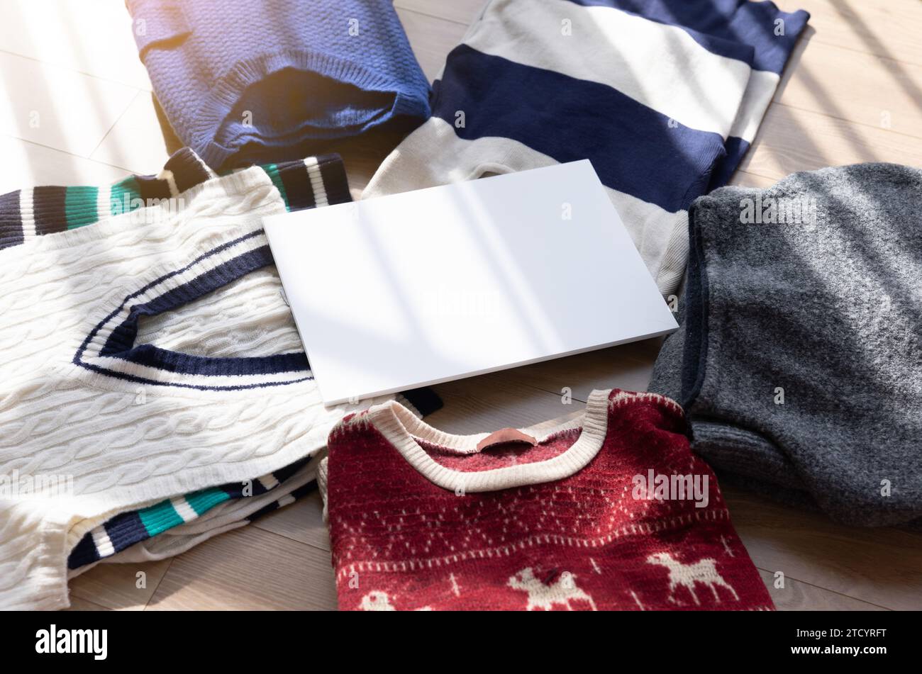 La scena di scattare foto per vendere vestiti di seconda mano. Vengono posizionati una lavagna bianca e degli appunti Foto Stock