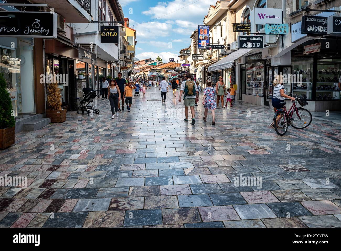 Ohrid, Macedonia del Nord - 14 agosto 2023. Turisti e gente del posto che cammina in via San Clemente della città di Ocrida, Ocrida, Macedonia del Nord Foto Stock