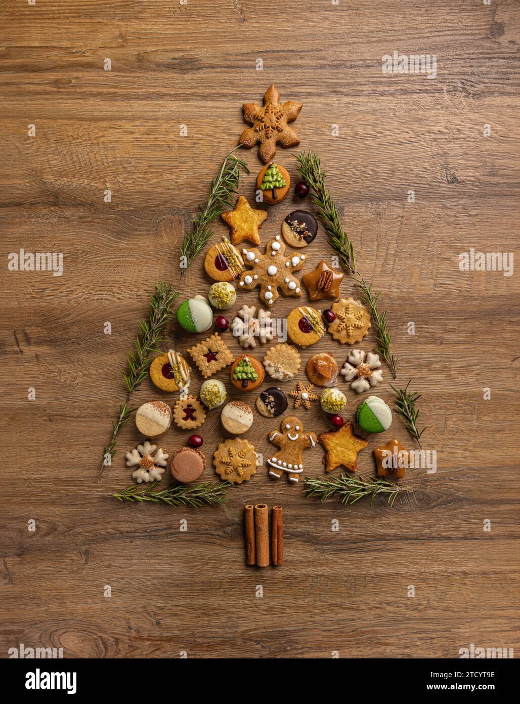 Albero di Natale composto da gustosi biscotti su un tavolo di legno Foto Stock