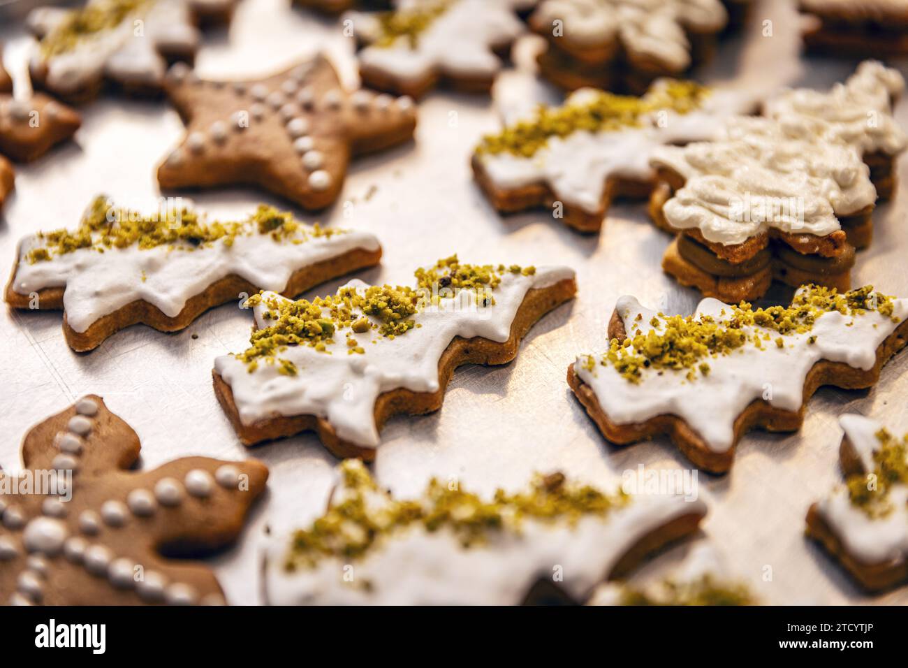 Gustosi biscotti natalizi al pan di zenzero. Cottura, cucina e concetto di cibo natalizio Foto Stock