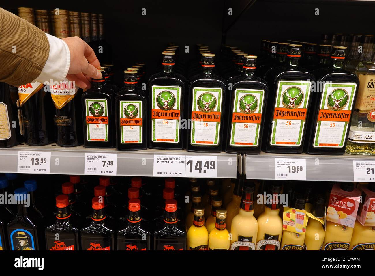 Jägermeister etichettare le file di bottiglie in un negozio Foto Stock