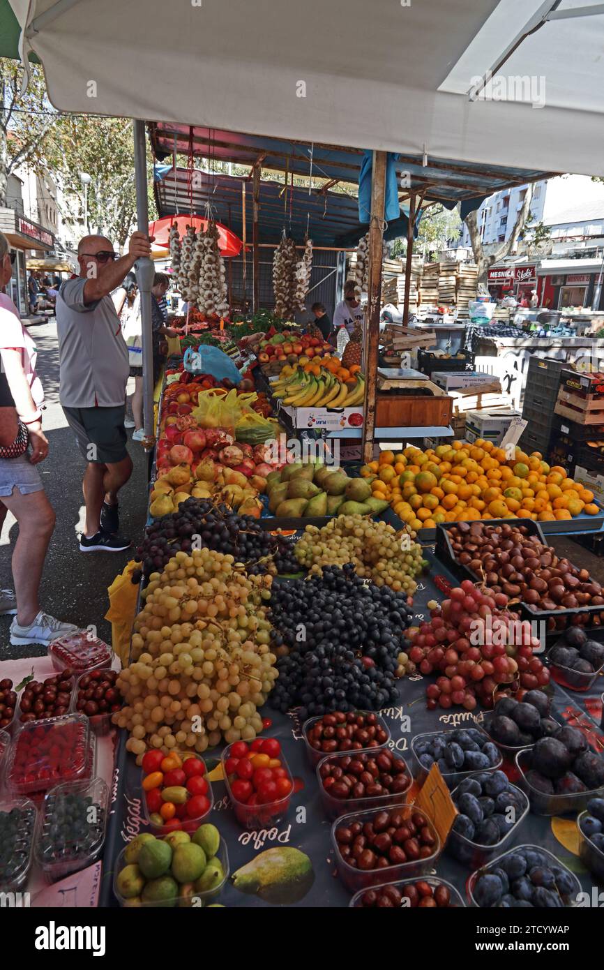 Bancarelle di frutta nel mercato all'aperto, Spalato, Croazia Foto Stock