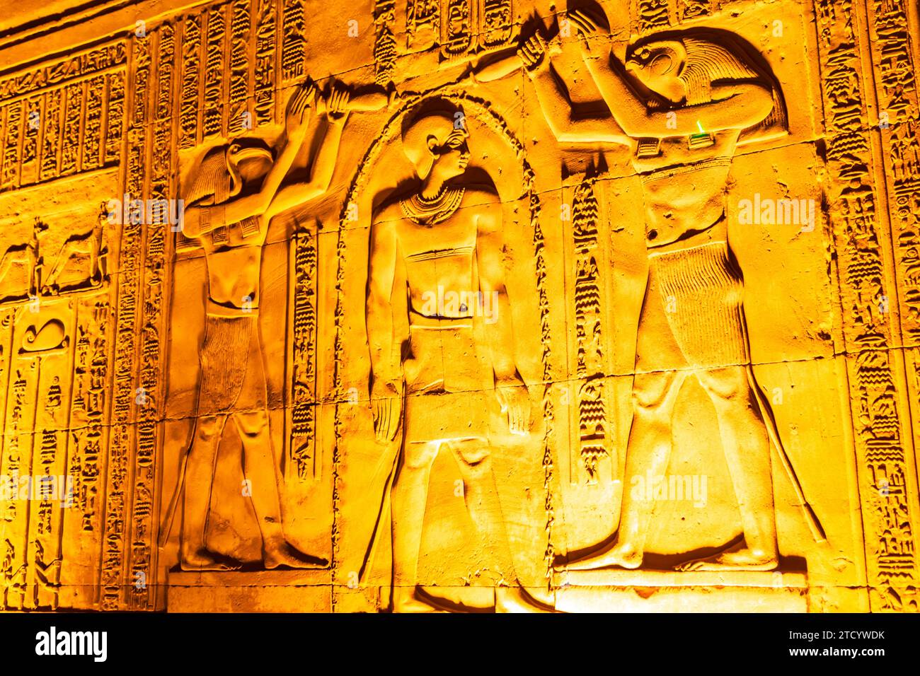 Pareti scolpite del tempio di Kom Ombo illuminate di notte. Kom Ombo, Egitto – 19 ottobre 2023 Foto Stock