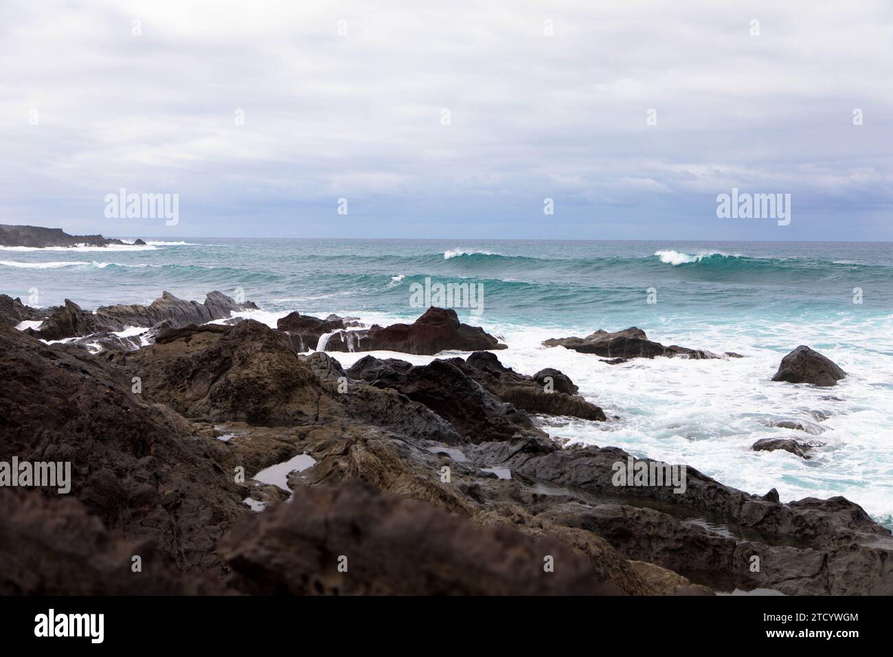 Vista panoramica della spiaggia vulcanica di Playa El Golfo e della costa rocciosa in una giornata ventosa. Vista dal punto panoramico di Charco de los Clicos. Lanzarote, Isole Canarie. Foto Stock