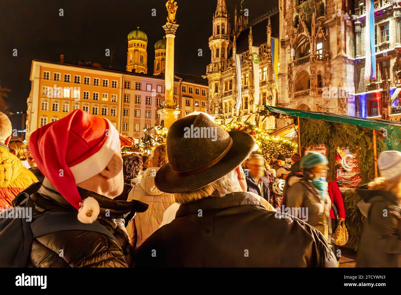 Viele Münchner und Touristen bummeln abends über den Christkindlmarkt am Marienplatz, München, Dezember 2023 Deutschland, München, 14. Dicembre 2023, viele Münchner und Touristen bummeln abends über den Christkindlmarkt am Marienplatz, suchen Weihnachtsgeschenke, machen Weihnachtseinkäufe, Besucher mit Nikolausmütze, festlicher Lichterglanz, Winterwetter bei 7 Grad Plus, Donnerstagabend, Geschäfte, Adventszeit, Weihnachtszeit, Wirtschaft, Winter, Bayern, *** molti residenti e turisti di Monaco passeggiano per il mercatino di Natale in Marienplatz la sera, Monaco, dicembre 2023 Germania, Muni Foto Stock