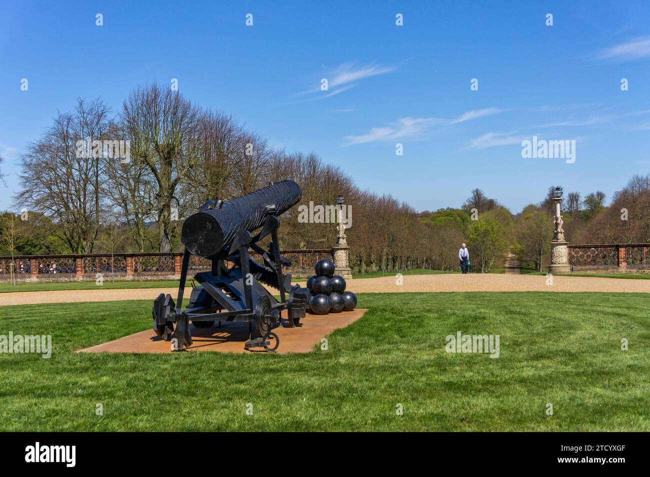 Vecchio cannone con palle di cannone in mostra all'ingresso di Hatfield House, Hertfordshire, Regno Unito Foto Stock