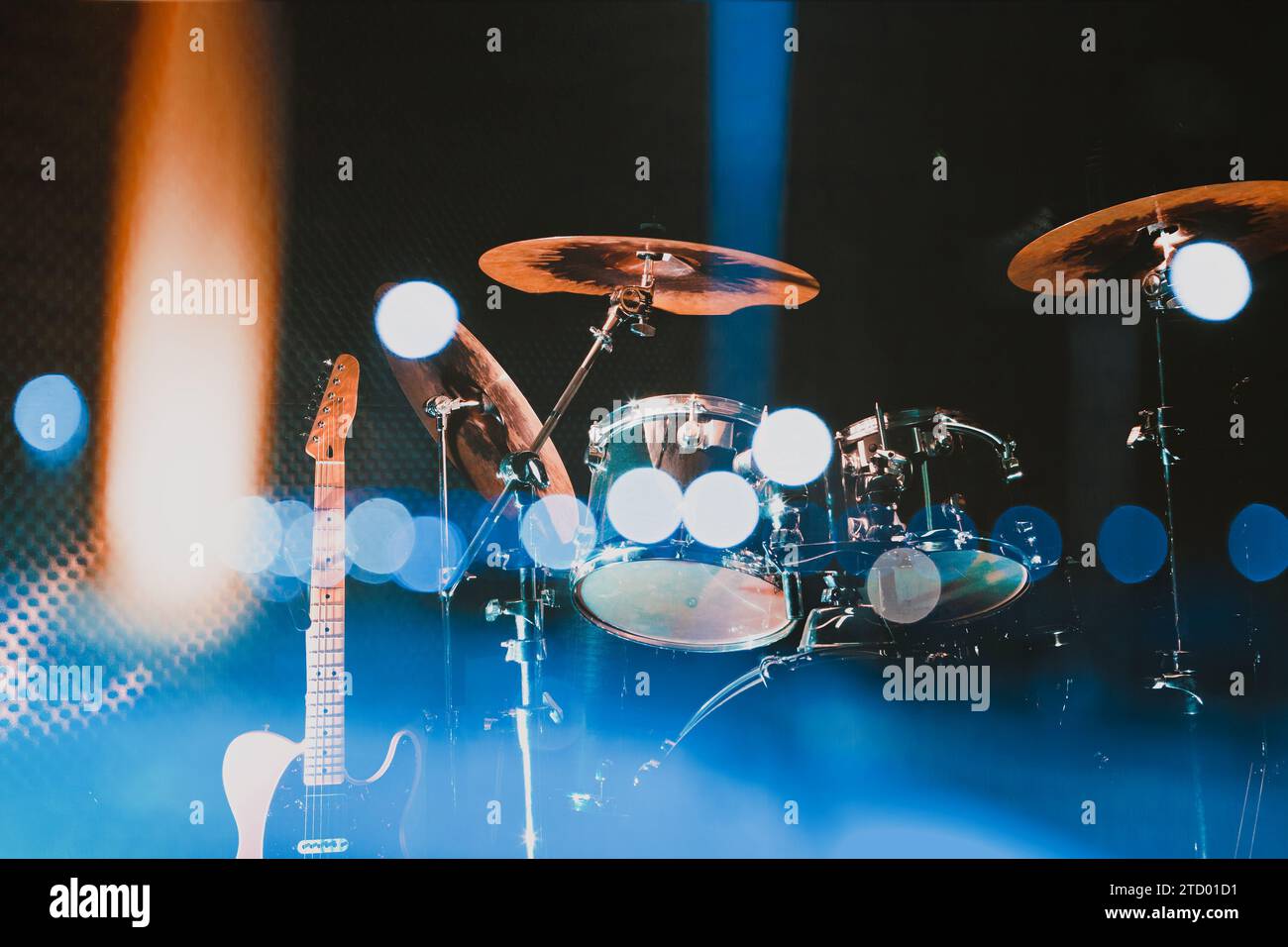 Musica dal vivo dello sfondo. Drumset sul palco.concerto e spettacolo di intrattenimento Foto Stock