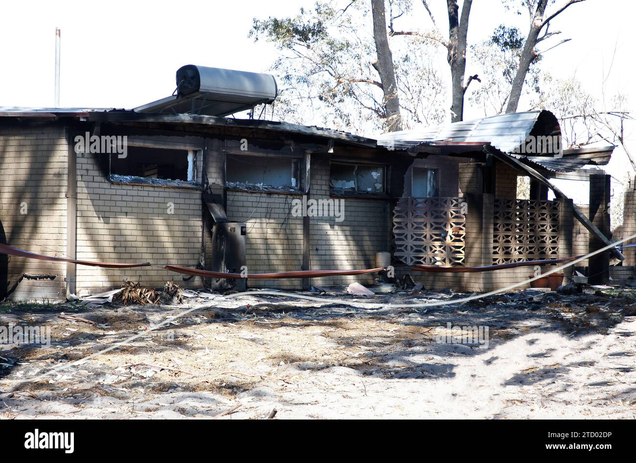 Perth, WA Australia. 4 dicembre 2023. Casa di proprietà distrutta da un incendio che infuriava all'inizio di dicembre nell'area di Perth. Credito: Joe Kuis / Alamy Reportage Foto Stock