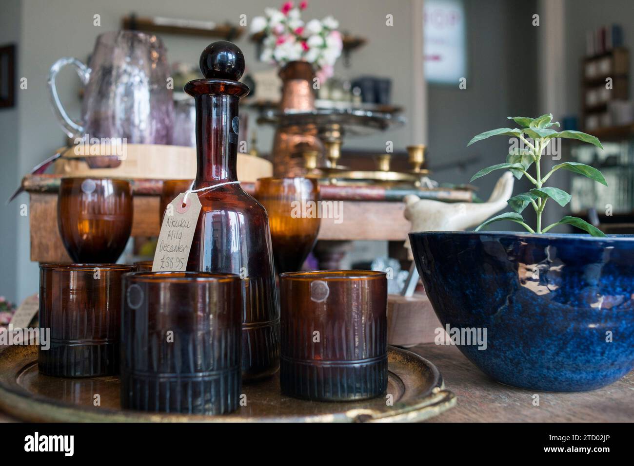 Interno di un negozio di articoli per la casa che vende tutti i tipi di prodotti interessanti, naturali e di design Foto Stock