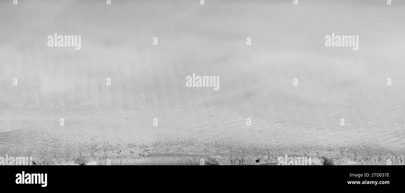 Ripiano grigio o parete in cemento superficie ruvida minima stile loft. Piedistallo da esposizione per posizionare in spazi prodotti cosmetici libri art e altro. Copia S Foto Stock