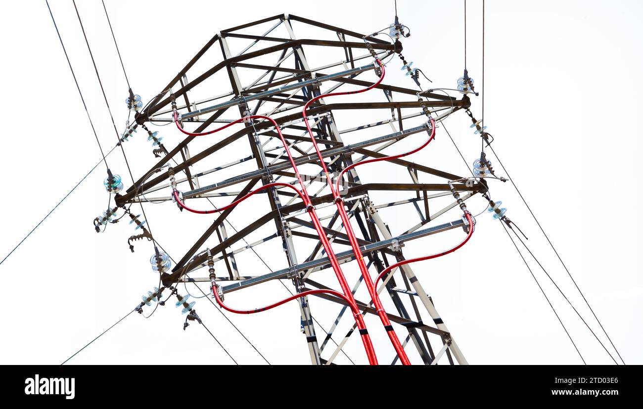 Linea elettrica ad alta tensione pilone isolato su sfondo bianco.Elettricità trasmissione pilone. Foto Stock