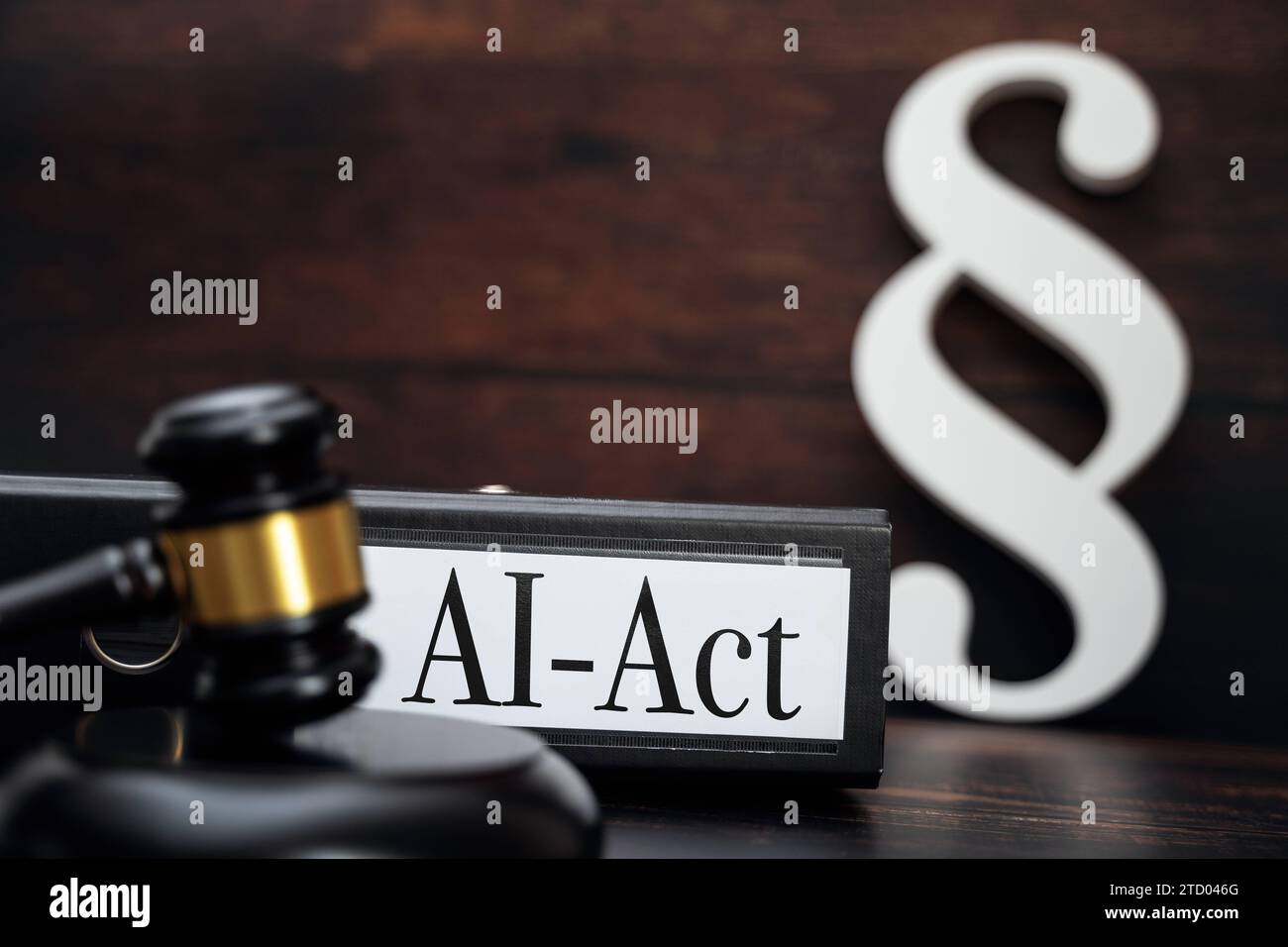 15 dicembre 2023: Il giudice s gavel con il simbolo del paragrafo e una cartella etichettata ai-Act FOTOMONTAGE *** Richterhammer mit Paragraphen Symbol und einem Ordner mit Aufschrift ai-Act FOTOMONTAGE Foto Stock